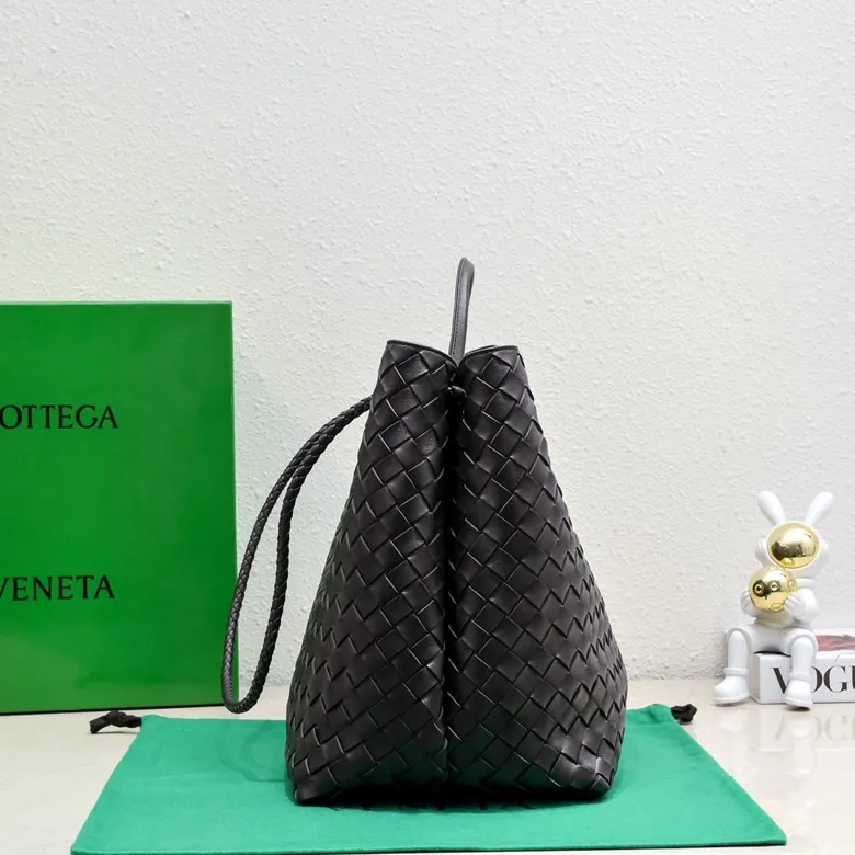 Batch 3760 #Bottega Veneta 2023 spring and summer new Andiamo handbag, many stars have the same style 🎈 Classic full-body leather weaving with golden knot buckle, stable and chic enough [satisfied] The whole body is made of Nappa sheep leather, comfortable, soft and dynamic. The sliding metal knot buckle can adjust the shoulder strap, single shoulder/handbag/crossbody, multiple carrying methods, large bag capacity, suitable for commuting/daily/traveling This bag is divided into small/medium/large sizes. There is always one that suits you, so take it with you🎀🎀 Size: 45*22*34, model: 5543#